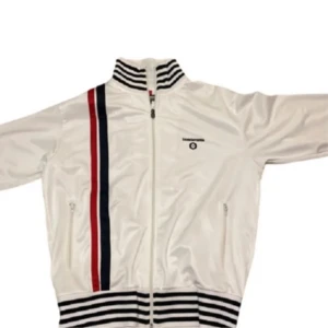 LIVERPOOL TRÖJA - Äkta Liverpool tröja. Har inte använt den så mycket för att jag ser mycket värde i den. Men nu är det dags för en ny Liverpool fan att ta hand om den.