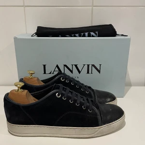 Lanvin skor  - Hej! Säljer nu dessa superfina lanvin skor i eftertraktad färg. Skorna är i fint skick 8/10 (se bild 3) bara skorna medföljer vid köp 