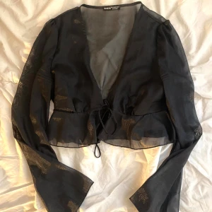 Blus - Gullig svart blus som man kan knyta, kommer tyvärr inte till användning hos mig. Skriv för mer info/bilder 🤍😽 