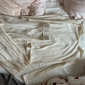 Lounge set - Jättefint set från Nelly, lågmidjade byxor och skön tröja 