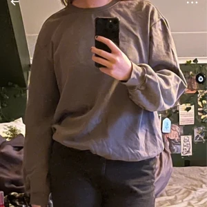 Sweatshirt - otroligt skön och mysig använts några gånger men den är fortfarande otroligt skön