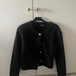 Super fin kofta - En kofta från Gina tricot, är super fin och är inte använd. 