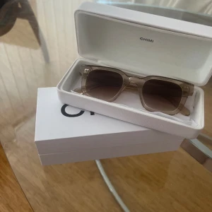 Chimi 04 ecru - Säljer mina superfina chimis i modellen 04 ecru. De är i toppskick 9/10 då de aldrig kommit till användning. Köpta 2023 för 1250!⭐️Kan tänka mig gå ner lite i pris vid snabb affär⭐️