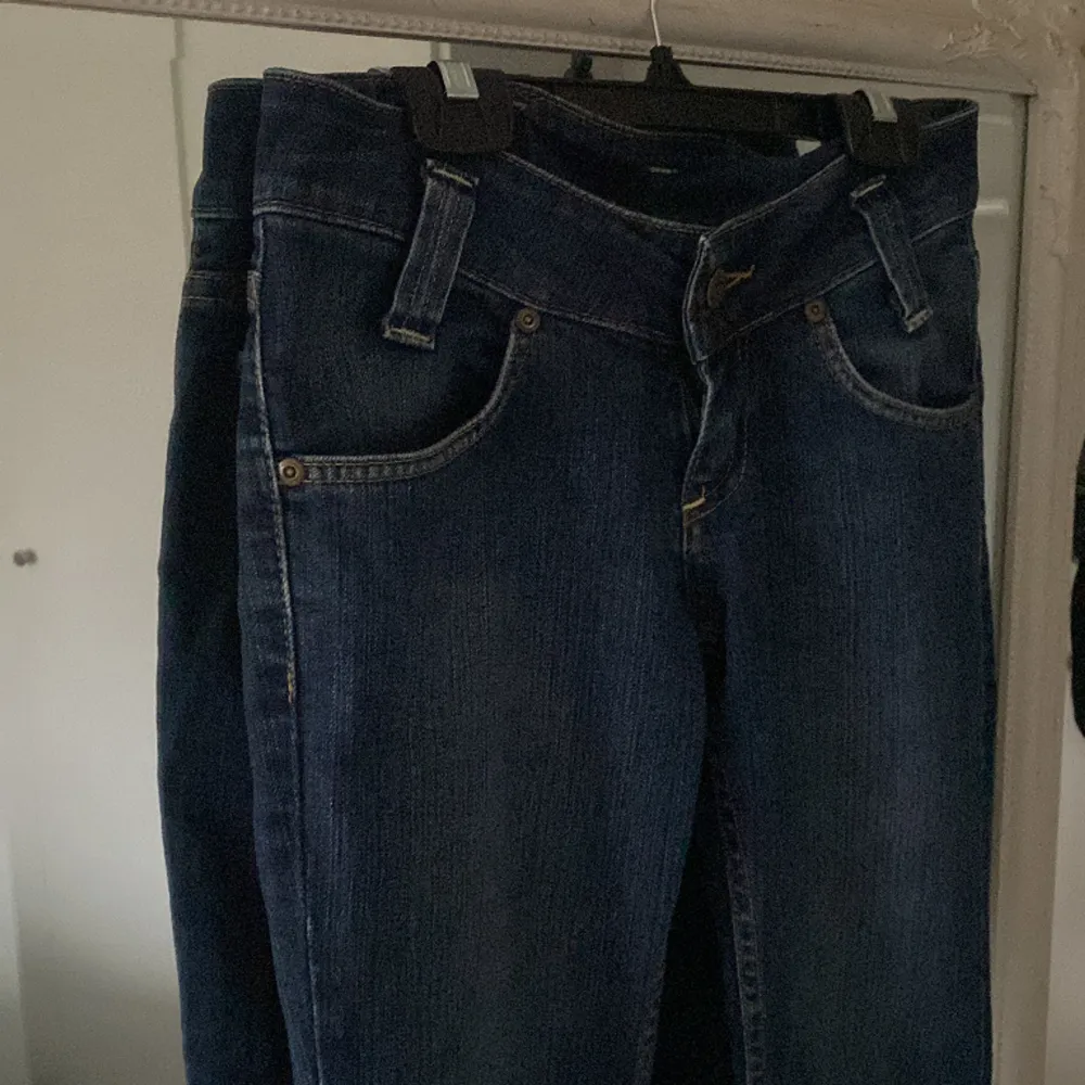 Säljer mina lågmidjade vintage lee jeans, säljer pga tyvär för korta för mig eftersom jag klippte det för kort, är 167💕 Det är utsvängda nere vid benen! Storlek står inte men brukar ha 32 34 när det gäller jeans. Jeans & Byxor.