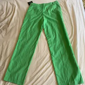 Superfina gröna kostymbyxor från Nelly💕 Aldig använda då storleken var lite för liten 