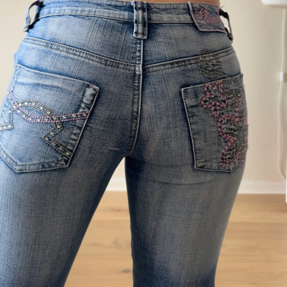 Så snygga lågmidjade vintage jeans med snygga detaljer. Midjemåttet är ca 76cm och innerbenslängden är ca 81cm. . Jeans & Byxor.