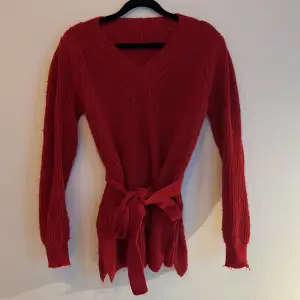 Denna stickade röda ”tröjan” är HUUR skön som helst, önska jag kunde ha kvar den men den är lite för tight för mig i axlarna, den har ett snöre som man kan knyta i midjan, samt små slits vid sidan av tröjan på båda sidor ♥️♥️♥️