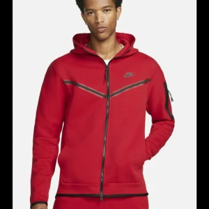 Nike tech röd - Skriv privat för fler bilder eller frågor😊