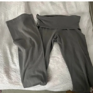 Yogapants - Grå yogapants från Nelly, sparsamt använda. Lånade bilder❤️