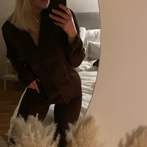 Satinset  - Brunt satinset ifrån bikbok. Stl S. Använt fåtal gånger! 