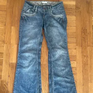 Lågmidjade bootcut jeans. Midjemåttet är ca 40 cm Innerbenslängden är ca 76cm De är för små för mig så jag har tyvärr inga bilder på 