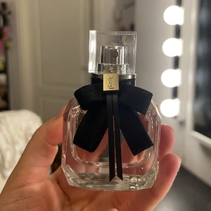 YSL parfym - YSL parfym Mon Paris. 30 ml, nästintill knappt använd, kanske 90-95% kvar. Nypris ca 900