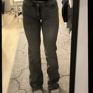 Säljer mina gråa jeans från Gina i storlek 32. Dom är knappt använda men eftersom dom har är lite långa på mig så har det blivit en liten slitning längst ned på byxbenet men inget man lägger märket till.❤️