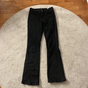 Only jeans  - Super snygga Only jeans som tyvärr blivit lite små för mig! De är low-mid waist lite beroende på person 💘