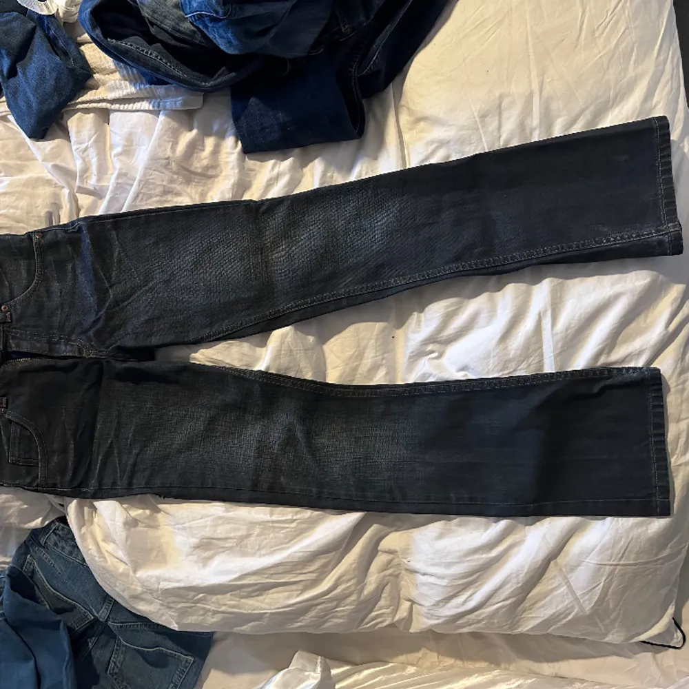 lee jeans som inte passar längre som är lite midrise och är i storlek 12 Y. Jeans & Byxor.