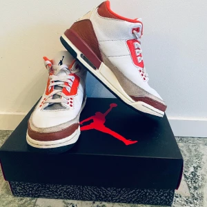 Air Jordan 3 Retro SE - Air Jordan 3 Retro i färgerna white/black/mars stone. Använt men fint skick, en skada på vänsterskons insida (se bild 3). Inköpa våren 2023 på Sneakersnstuff i Stockholm. Nypris ca 1600 kr.