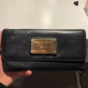 En classy plånbok i äckta skin. Marc Jacobs. 