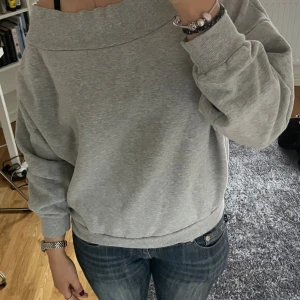 Off shoulder tröja - En off shoulder grå tröja💗