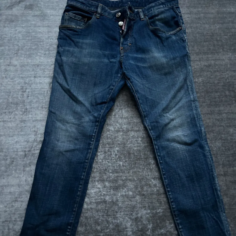 Säljer nu detta par av Dsquared 2 jeans som är i storlek 16 yr köpt på Nk ungefär 2 år sedan. De är knappt använda. Hör gärna av er för frågor, bilder och kvitto kanske kan finnas!. Jeans & Byxor.