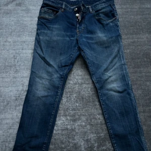 Dsquared 2 jeans  - Säljer nu detta par av Dsquared 2 jeans som är i storlek 16 yr köpt på Nk ungefär 2 år sedan. De är knappt använda. Hör gärna av er för frågor, bilder och kvitto kanske kan finnas!