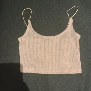 Kort tröja glittrig - Säljer denna pga att det inte är min stil längre, den är glittrig rosa, väldigt kort, Snören som håller upp den. Billigt, billigt, billigt! Perfekt till en söt outfit till sommaren. Köp!💓💗