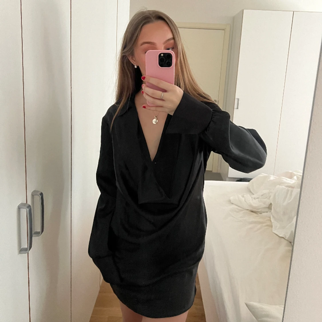 Långärmad klänning från Nelly i satin - 90