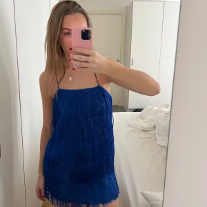 Blå klänning med fransar från zara - Fin blå klänning från zara i fint skick, storlek M men passar även S. Frakt tillkommer