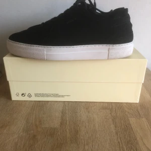 Axel Arigato Skor mocha  - Ett par Axel Arigato skor storlek 45 cirka 1 år gamla väldigt bra skick, får även med sig tillbehör så som sko kartongen en väska och lite klistermärken.