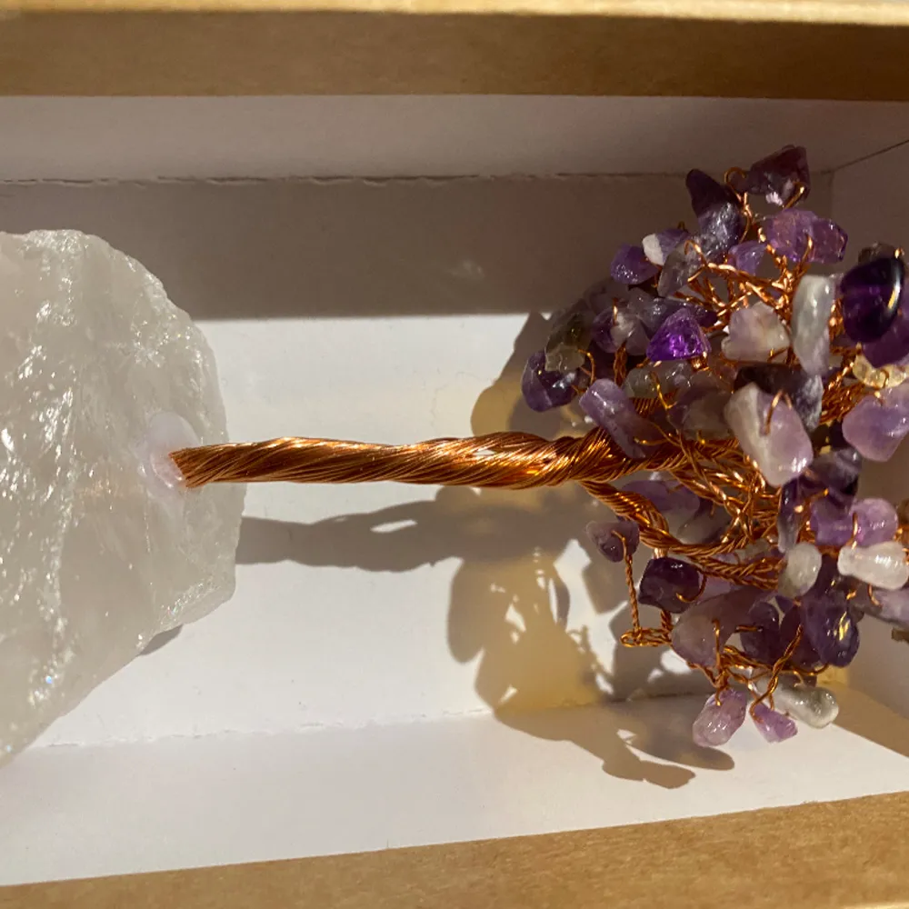 En väldigt fin handgjord kristallträd med äkta ametist från Storbritannien. Säljer för 200 men priset kan diskuteras vid snabbaffär. . Accessoarer.