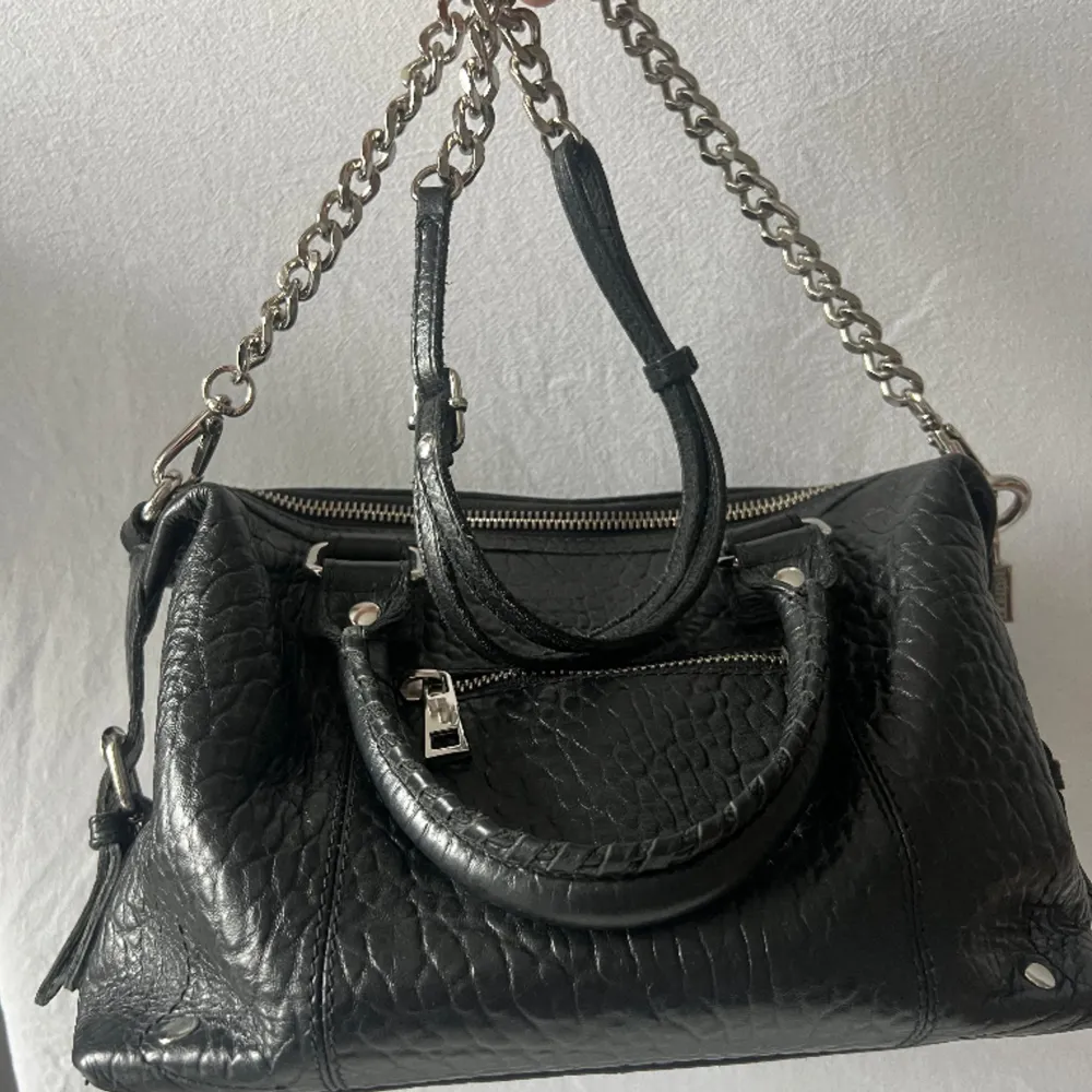 Superfin handväska från Núnoo, svart i krokodilmönster. Säljer för 450kr  . Väskor.