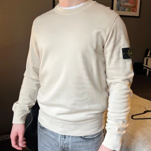 Stone Island Sweatshirt - Erbjuder nu denna riktigt snygga sweatshirt från Stone island. Den är köpt på NK I Göteborg och kvitto samt taggar finns kvar. Den är knappt använd och riktigt fräsch!  Denna kostar i butik 3300kr Hör av dig vid frågor!
