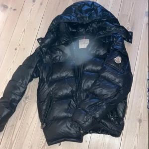 Moncler maya - Hej! Säljer en Moncler maya 2018 model till bra pris, storlek m men kan passa s, har några små hål men inga större defekter, hör av er för frågor💛