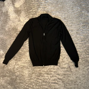 Suit Supply Full Zip - Suit Supply full zip i merino ull. Slim fit i stl S. Bra skick, nypris €120 vilket motsvarar ca 1350kr. 