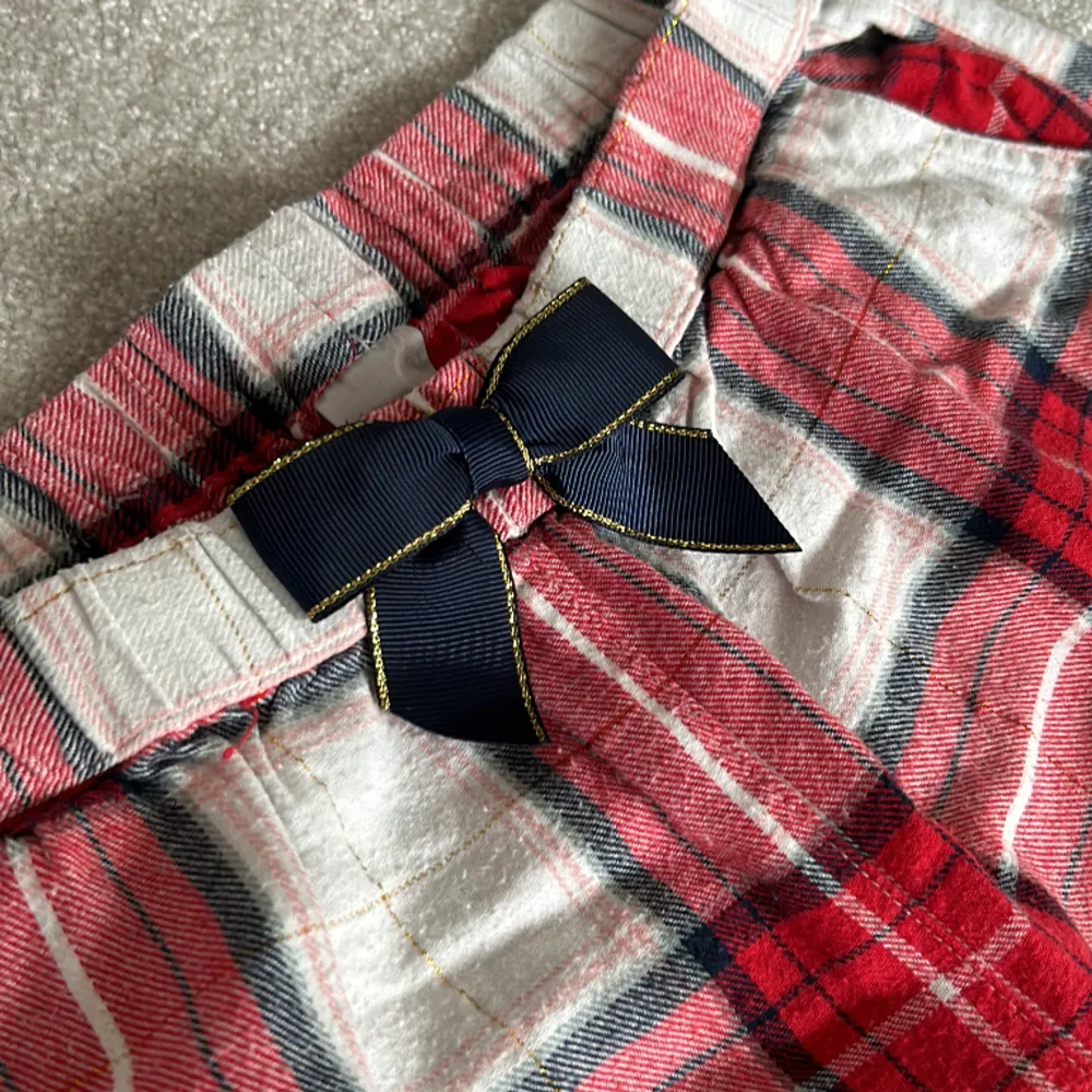 Juliga pyjamasbyxor från Kappahl, mörkblå rosett där fram, super sköna, 31,5cm i midjan (stetchiga) och 93cm i längden❤️🤍🎄. Jeans & Byxor.