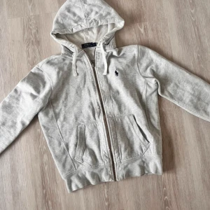 Ralph Lauren Hoodie - En jätte fin Ralph Lauren hoodie med vissa tecken på användning, de sista bild. Pris kan alltid diskuteras 
