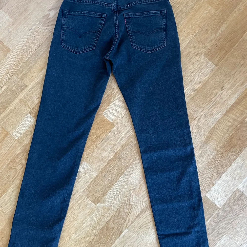 Hej! Säljer nu dessa riktigt snygga Levis i modellen 511. Jeansen är i mörkblå färg och är aldrig använda då dem tyvärr inte passar mig. Storlek 30 32. Jeans & Byxor.