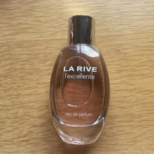 Parfym - Parfym från la rive, knappt använd🌸