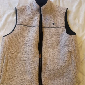 Morris fleece väst - Skick 9/10 nästan helt oanvänd som man kan se på bilderna. Priset är inte ristat i sten och hör av dig vid minsta lilla fundering!