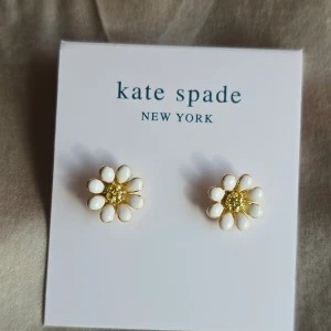 Daisy studs - Använde några gånger, men fortfarande i bra skick. Ingen skador