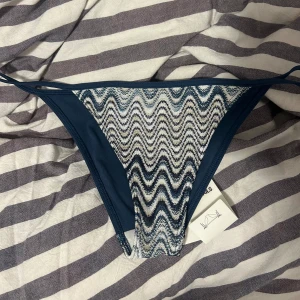 Bikini - Säljer denna ursnygga missoni liknade underdelen från H&M som inte längre säljs!! Aldrig använd! Köptes för $14,99 i USA. Säljer för 200 då den är ganska efter traktad🩵 lappen finns kvar!
