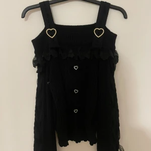 Svart Tjocktröja med Hjärtan - Jättesöt svart tjocktröja med hjärtan och rosetter! Storlek M, köptes för 500kr och har bara haft på mig 2 gånger ❤️❤️