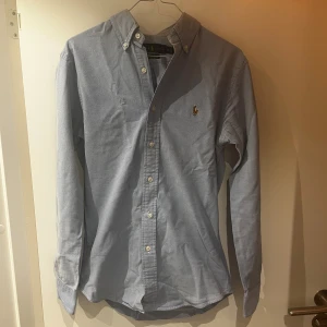 Ralph Lauren Oxford Skjorta - Säljer en riktigt snygg Ralph Lauren skjort som är perfekt till sommarn. Storleken är i S och modellen ”slim fit oxford”. Skriv gärna för mer bilder och info.