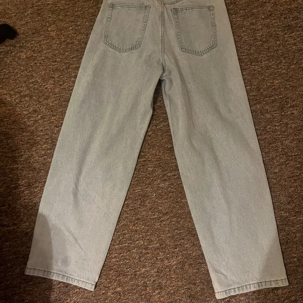 Riktigt feta big joy jeans. Bra använt och inget som man ser på sista bilden smen inget man kommer tänka på. Hör av dig om fler bilder o sånt. Jage 174 o jeansen är bra baggy . Jeans & Byxor.