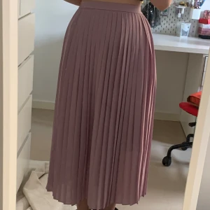 Ljuslila kjol från uniqlo - Så fin midikjol från uniqlo i storlek XS. Säljer då den tyvärr har blivit för liten för mig❤️  Orginalpris: 699kr