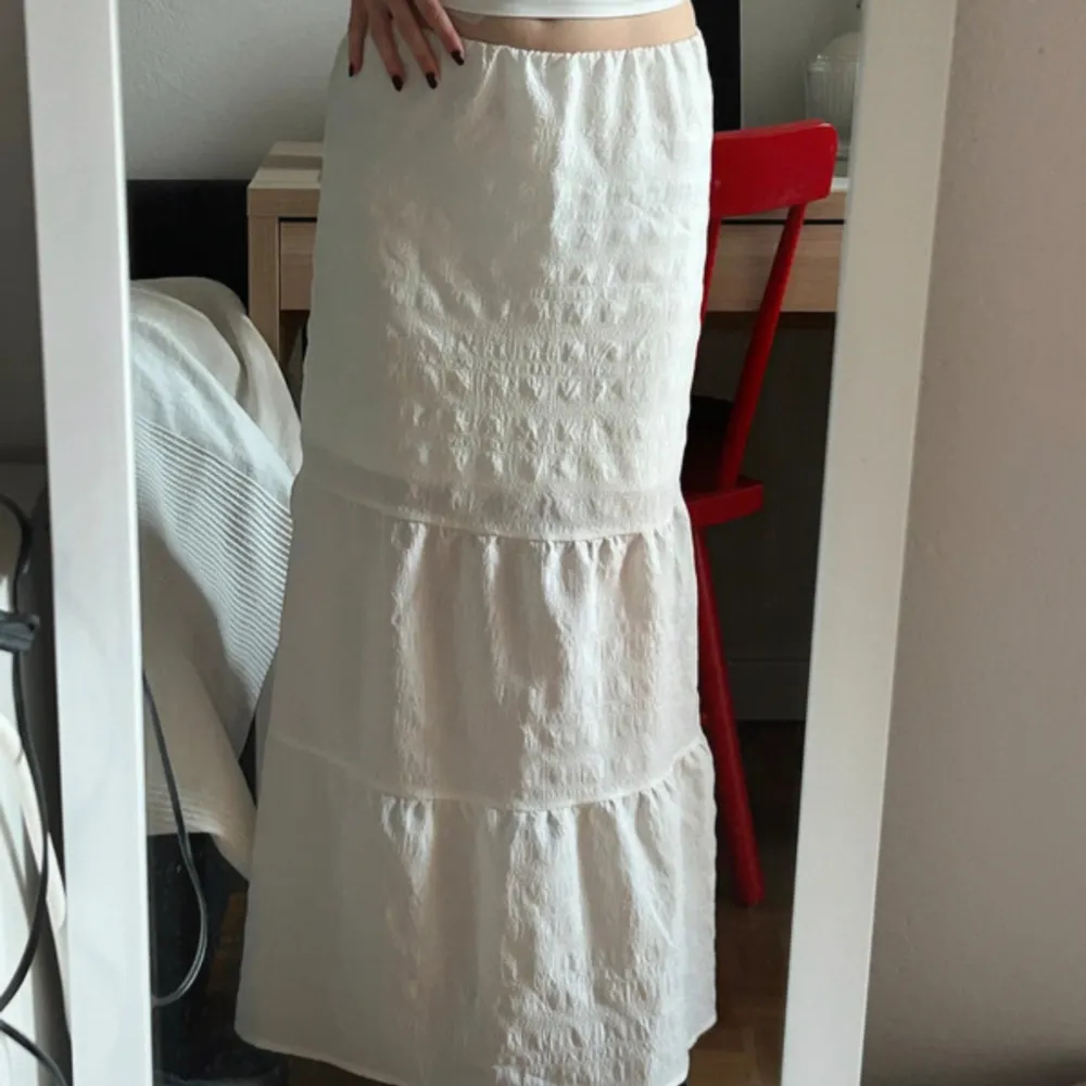 Super fin lång kjol från hm i storleken Xs💗 säljer då jag har en annan vit som jag använder mer!. Kjolar.