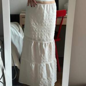 Super fin lång kjol från hm i storleken Xs💗 säljer då jag har en annan vit som jag använder mer!