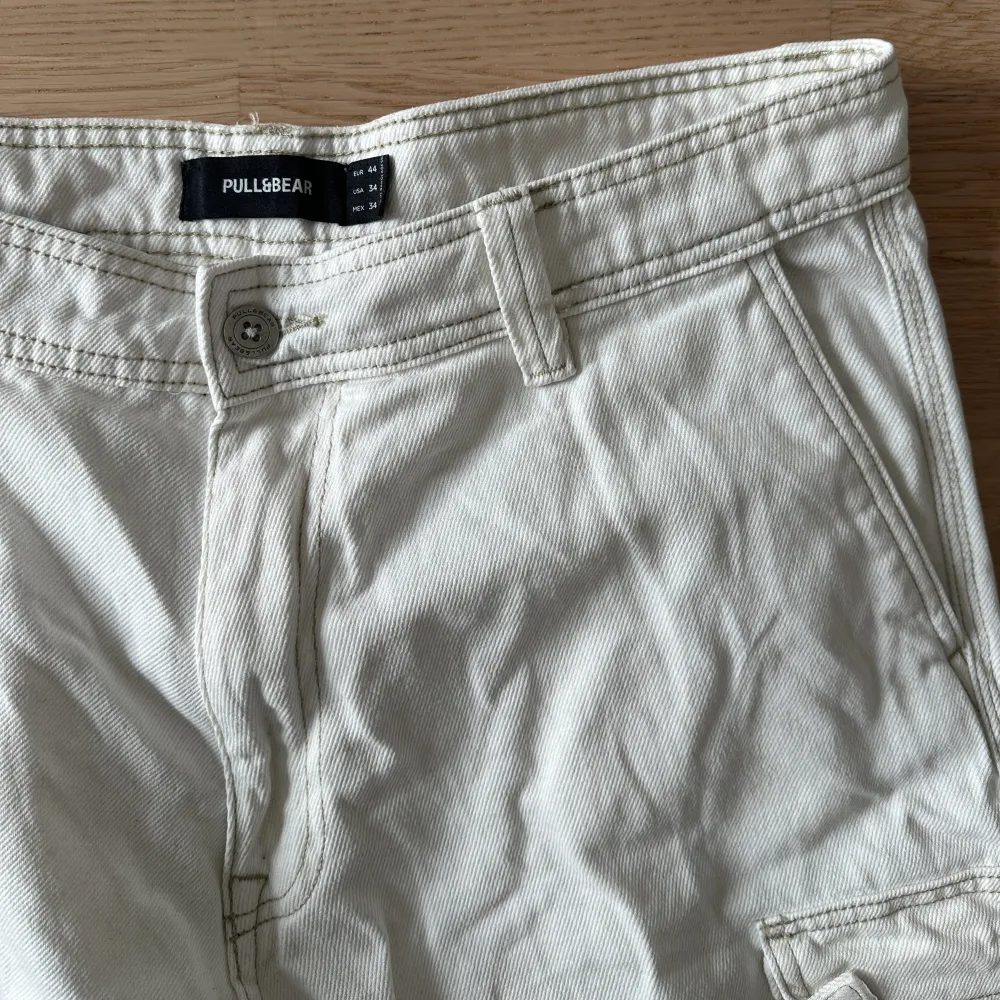 White baggy jeans. Jeans & Byxor.