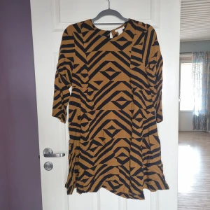 Tunika  - Brun/svart fin tunika från H&M i stl 42, sparsamt använd. 