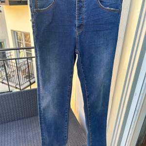 Marinblå skinny jeans från australienska OneTeaSpoon i väldigt gott skick, fullpris 1999kr! Storlek 32/32, midjemått 42,5cm, innerbenslängd 76,5cm. Kan mötas i Sthlm!