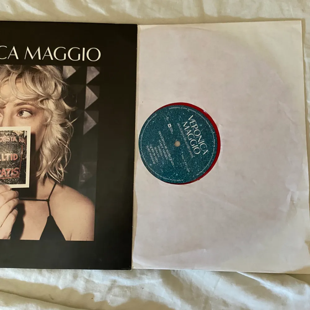 Veronica Maggio vinyl , ”det första är alltid gratis ” albumet🩵 OBS: saknar affisch som egentligen ska finnas med i vinylen:) Skriv för frågor 🙌. Övrigt.